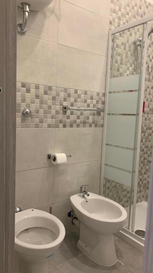 Miris Fast Comfortable Airport Capodichino 25 Minutes Walk Self Check-in Apartment Neapel