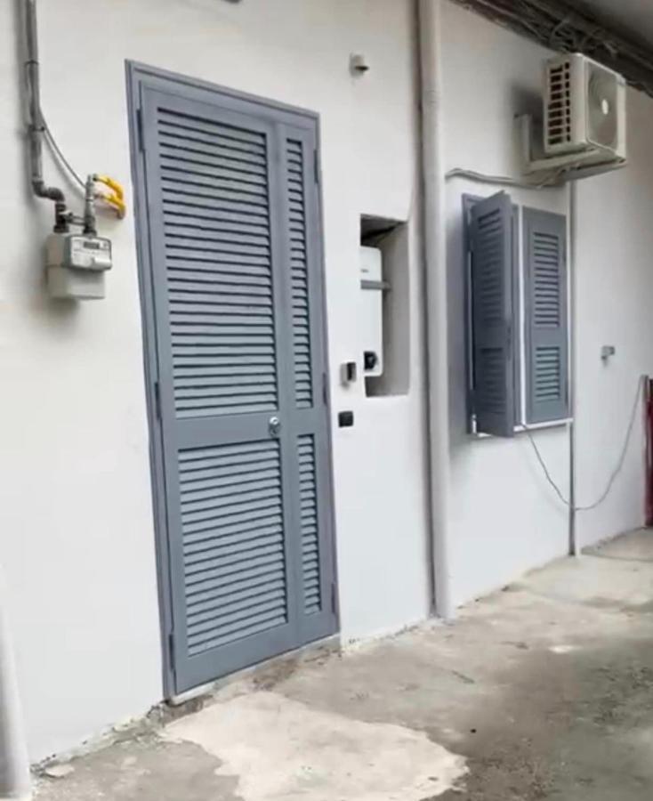 Apartment Miris Fast Comfortable Airport Capodichino 25 Minutes Walk Self Check-in Neapel